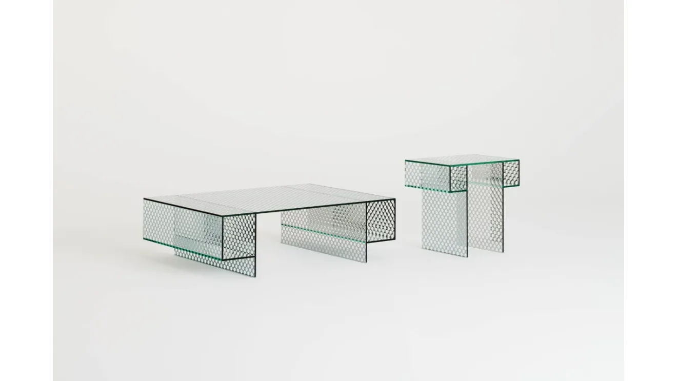 Tavolini Robotin realizzati in cristallo specchiante con pattern decorativo a bolli trasparenti di Glas Italia