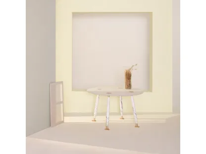 Tavolo Lady Hio con top in cristallo e gambe in marmo arabescato bianco venato grigio con dettagli in alluminio spazzolato anodizzato oro di Glas Italia