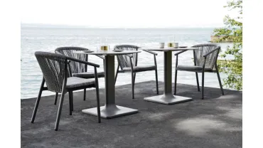 Poltroncina e Tavolo con struttura in alluminio, seduta in PVC e schienale in cordino sintetico Smart di Varaschin