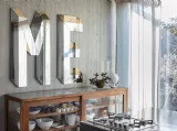 Specchio a forma di lettere di Mogg