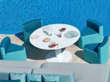 Tavolo di design da esterno in ceramica con poltroncine Big In&Out di Varaschin