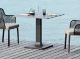 Tavolo quadrato da esterno in alluminio Plinto di Varaschin