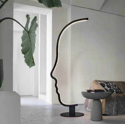 Lampada da terra di design Vis a Vis in legno massello verniciato nero con base in metallo di Mogg