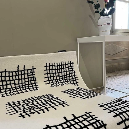 Tappeto Alfabeto Charcoal in Lana e tencel di Carpet Edition