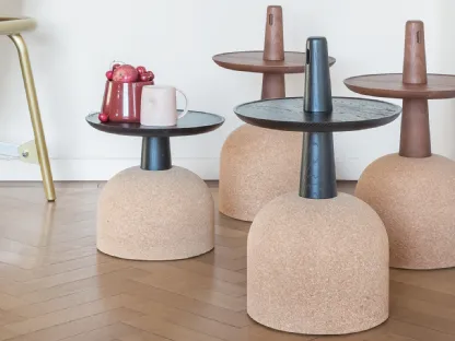 Tavolino Assemblage in legno massello con base in sughero di Bonaldo
