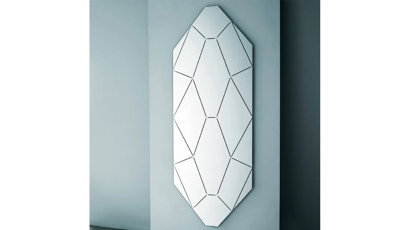 Specchio Brillante in cristallo sagomato con decorazioni incise di Glas Italia