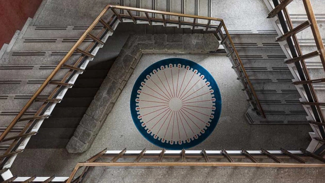 Tappeto rotondo CoDeco con cornice Blu di Carpet Edition