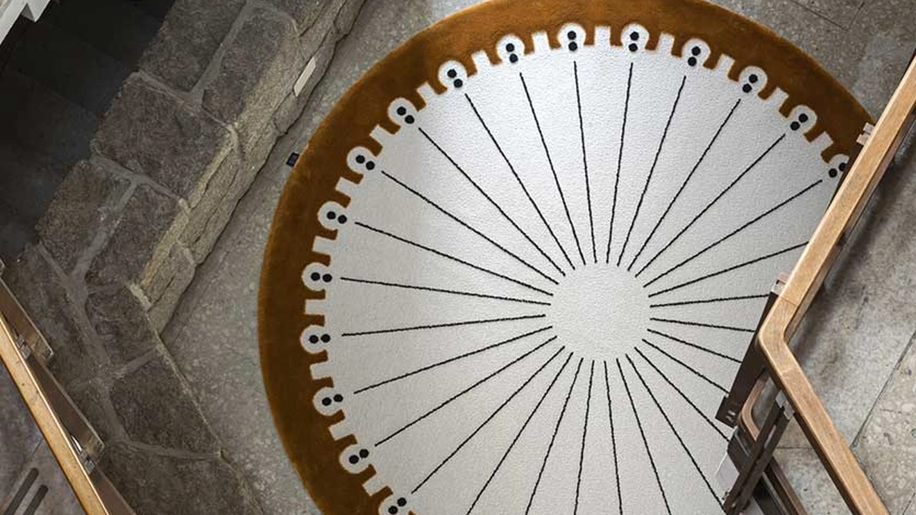 Tappeto CoDeco Round con cornice Oro di Carpet Edition