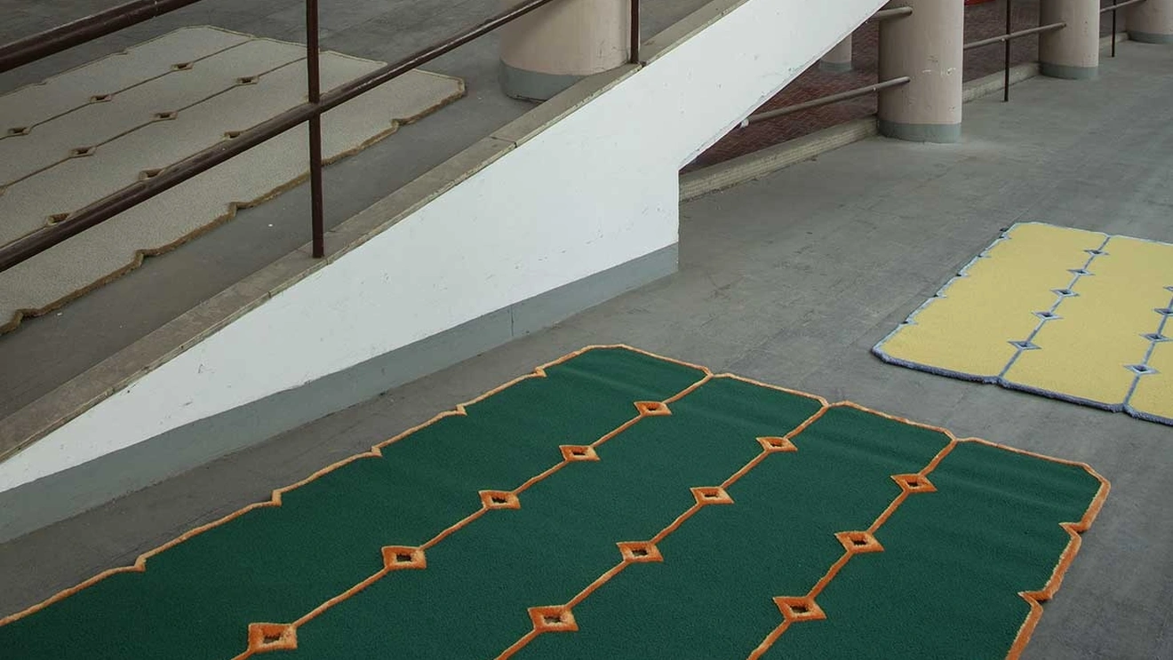 Tappeto Cut Out verde di Carpet Edition