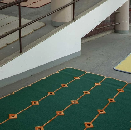 Tappeto Cut Out verde di Carpet Edition