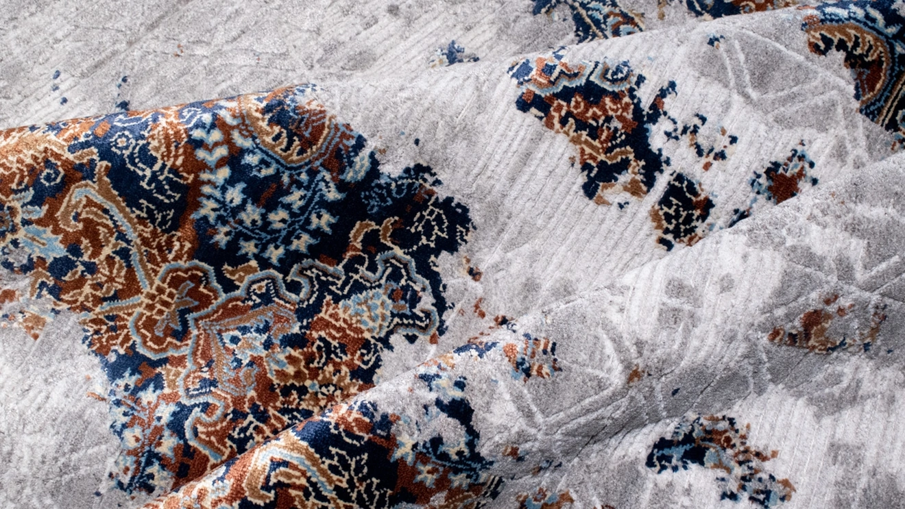 Tappeto in viscosa, lana e cotone Damask Revise Argento e Blu di Carpet Edition