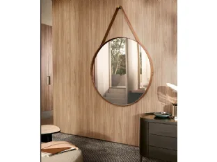 Specchio Drop in vetro bronzato con cornice in cuoio, che incorpora la cinghia con cui si appende alla parete di Poliform