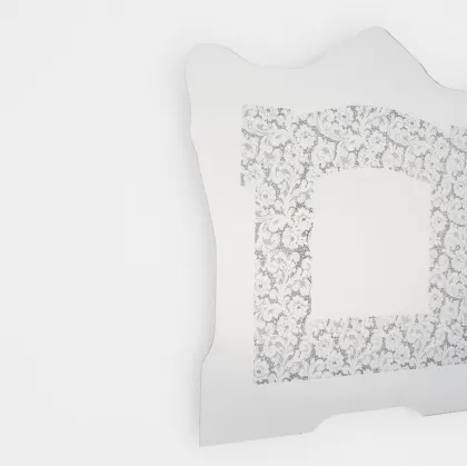 Specchio Spizzo con inserto in pizzo specchiante di Glas Italia