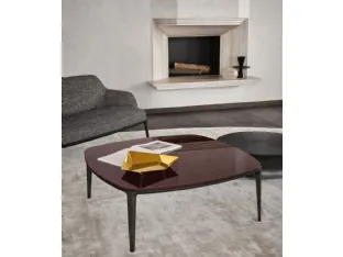 Tavolino Henry con piano in vetro lucido bordeaux e struttura in olmo nero di Poliform