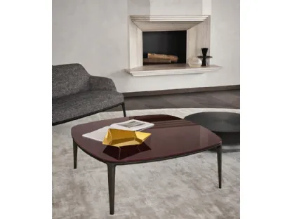 Tavolino Henry con piano in vetro lucido bordeaux e struttura in olmo nero di Poliform