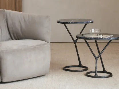 Tavolino rotondo Ilda con struttura in fusione d'ottone bronzata e piano in lapislazzulo blu di Poliform