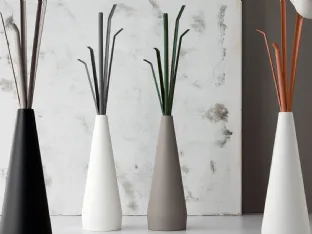Appendiabiti Kadou con le sembianze di un vaso di fiori con base in polietilene e rami in metallo di Bonaldo