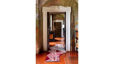 Tappeto che richiama le pitture dei popoli amazzonici Kyrin White e Urihi Red di Carpet Edition