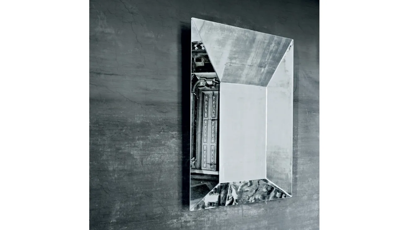 Specchio Leon Battista a forma di sfondato prospettico, disponibile in tre diverse misure di Glas Italia