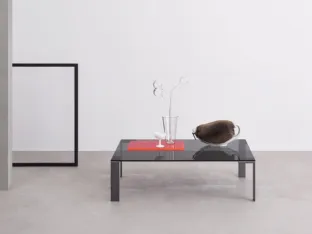 Tavolino Liko Glass con piano in cristallo temperato e gambe in acciaio di Desalto