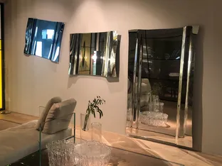 Specchi Maestrale realizzati in un'unica lastra di cristallo leggermente ondulato di Glas Italia