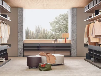 Pouf New York con piedini in brown nickel lucido e rivestimento in pelle o tessuto di Poliform