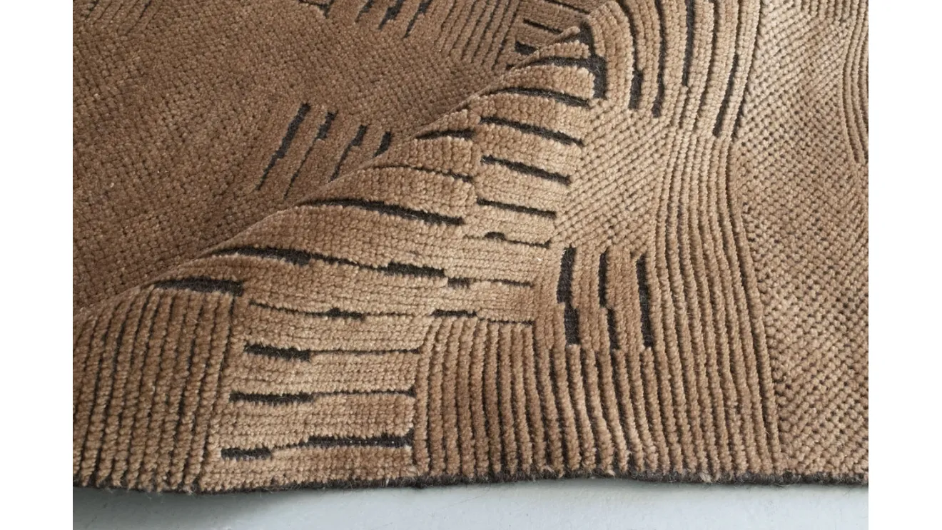 Tappeto con motivo geometrico a rilievo Nomad Atlas Tabacco di Carpet Edition