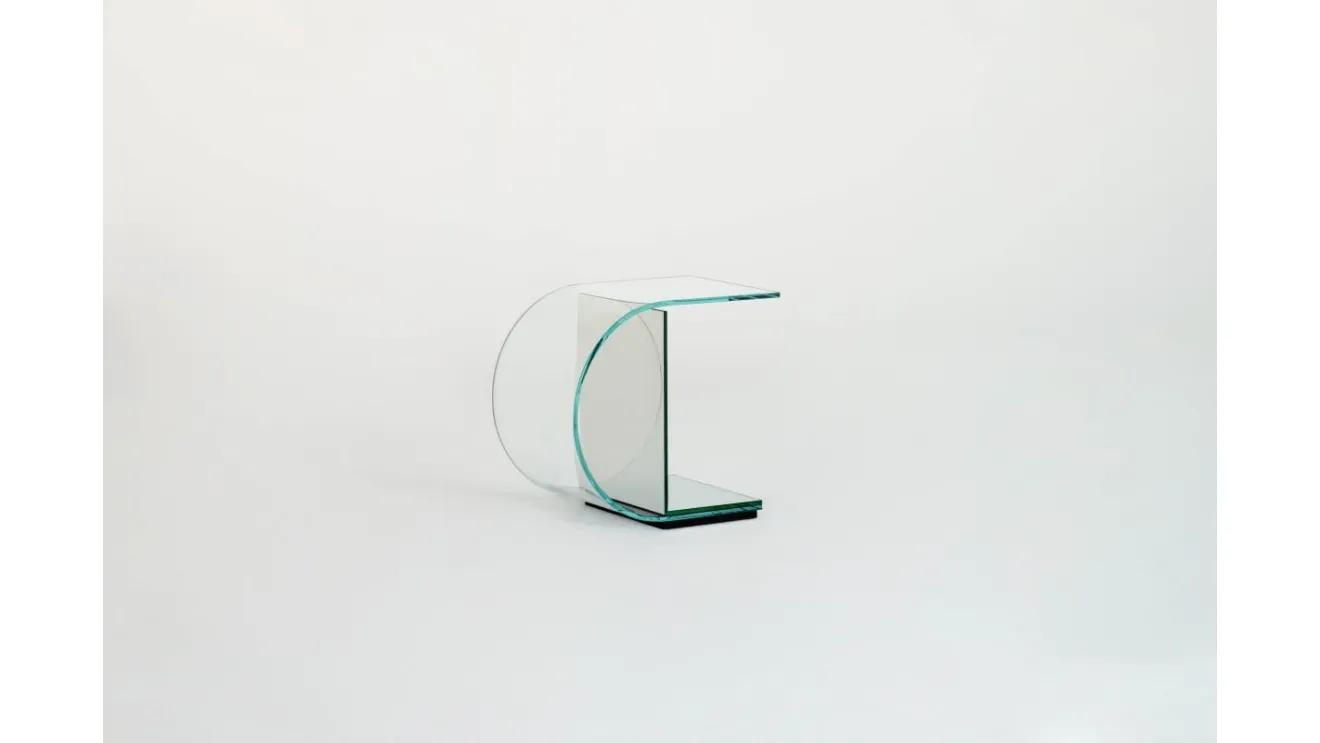 Tavolino Ollie in cristallo extrachiaro curvato ed elemento a L in specchio bifacciale di Glas Italia