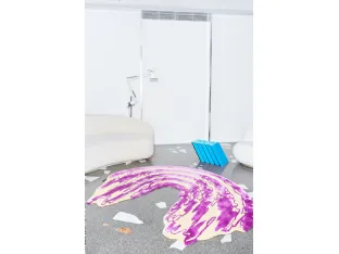 Tappeto di design dalle linee scomposte e sagomate dai colori vivaci Pink Orchid Plain di Carpet Edition