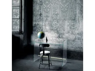 Scrittoio Pirandello in cristallo trasparente con barra poggiapiedi in legno di frassino naturale di Glas Italia