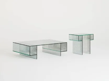 Tavolini Robotin realizzati in cristallo specchiante con pattern decorativo a bolli trasparenti di Glas Italia