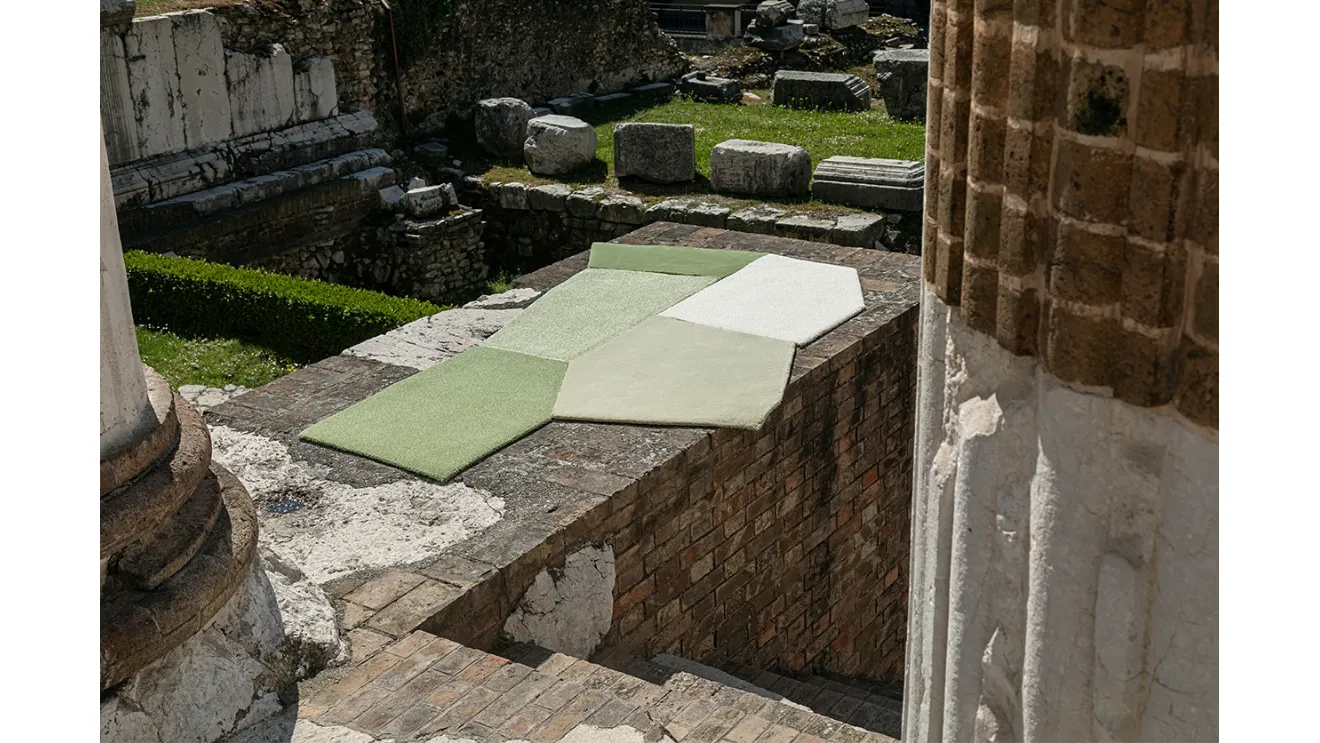 Tappeto con struttura modulare, basata sull’accostamento di sei poligoni irregolari Sentiero di Margherita di Carpet Edition