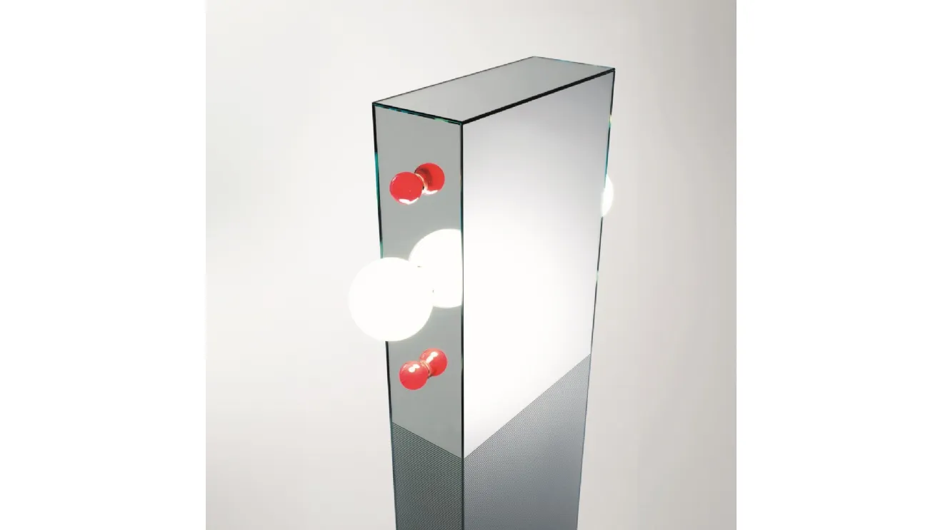 Specchiera a totem con lampadine rosse e bianche e base in granito nero Shibam 2 di Glas Italia