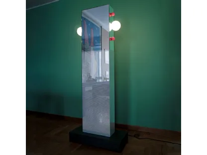Specchiera a totem con lampadine Shibam 2 di Glas Italia