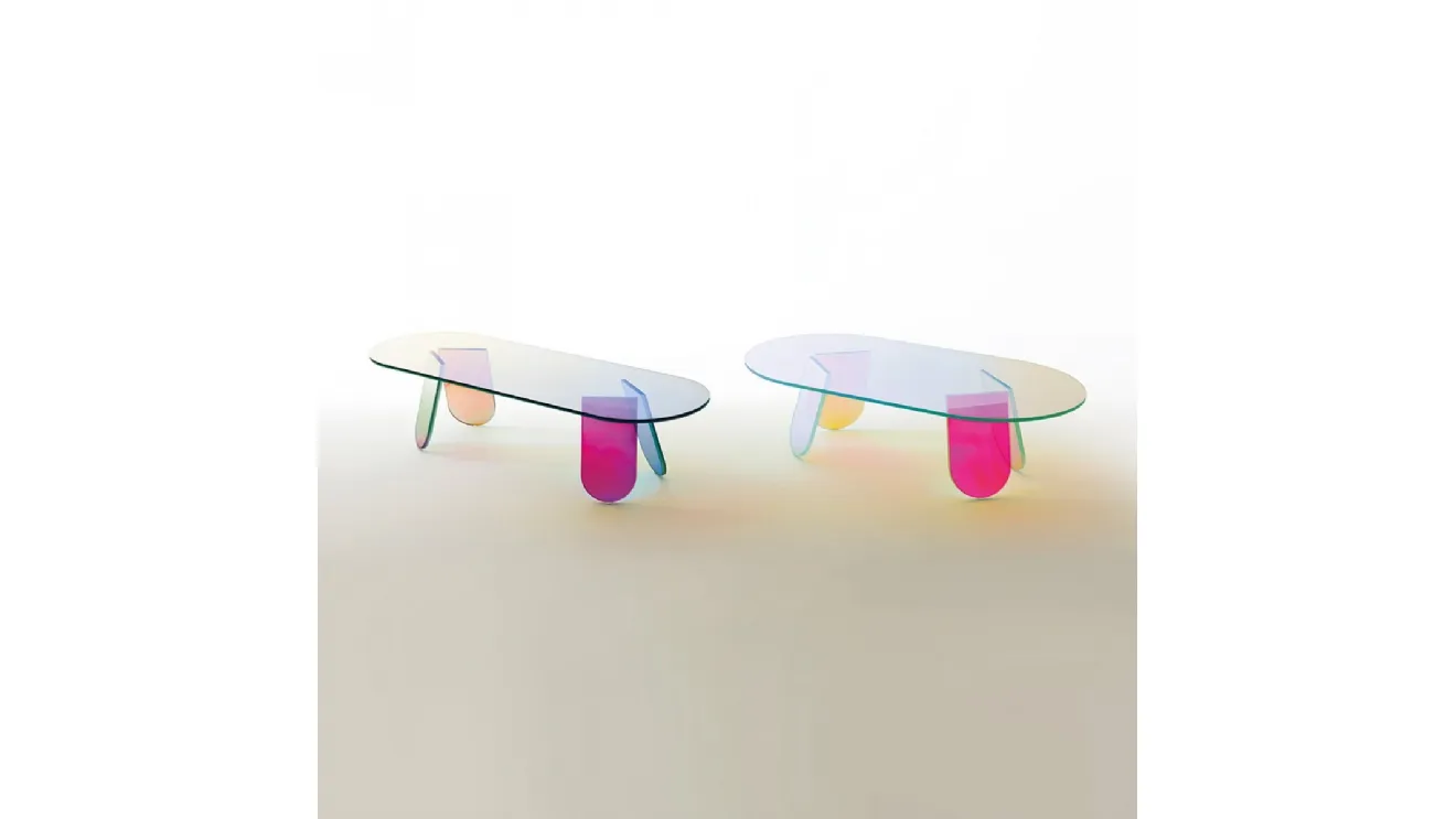 Tavolino ovale Shimmer in cristallo con una speciale finitura multicromatica cangiante di Glas Italia