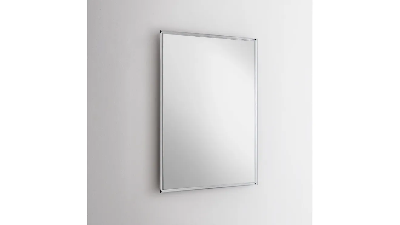 Specchio racchiuso da una preziosissima cornice realizzata con profili di cristallo modanato e argentato Starlight di Glas Italia