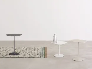 Tavolino Mixit con piano in laminato e base in acciaio verniciato nello stesso colore del piano di Desalto