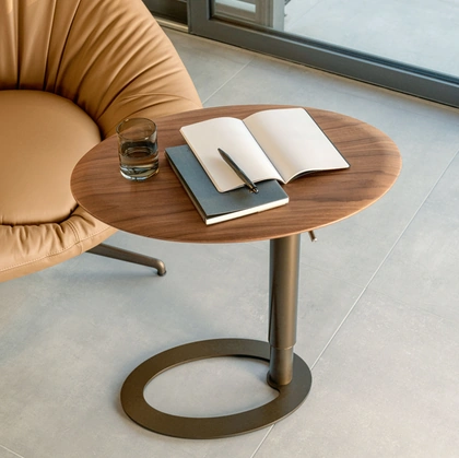 Tavolino ad altezza regolabile Tek con piano in legno di Riflessi