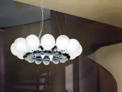 Lampada a sospensione composta da due corolle di sfere in vetro soffiato nei colori bianco e cromato 24pearls di Vistosi