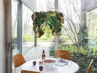 Lampada sospesa con foglie finte Amazzonio di Moog