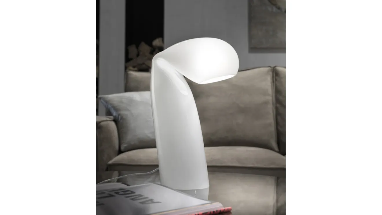 Lampada da tavolo in vetro bianco dalla forma originale Bissona di Vistosi