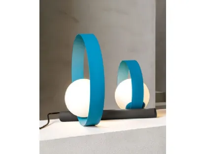 Lampada Bubble Duo DT da Tavolo formata da due anelli metallici di diversa dimensione e da due bulbi in vetro bianco satinato di Riflessi