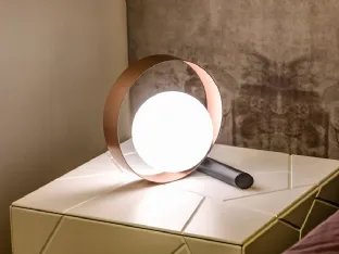 Lampada Bubble da Tavolo da un anello metallico verniciato e da un bulbo in vetro bianco satinato di Riflessi