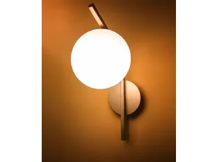 Lampada Dodo Applique in metallo con bulbo in vetro bianco satinato di Riflessi