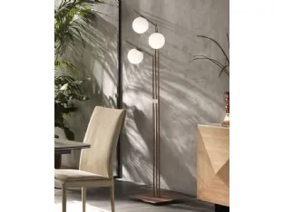 Lampada Dodo PT da Terra formata da  aste metalliche verniciate e tre bulbi in vetro bianco satinato di Riflessi