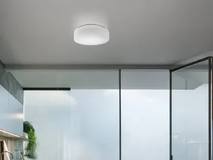 Lampada da soffitto con diffusore in vetro satinato soffiato a bocca e struttura in policarbonato traslucido neutro resistente al cloro Drum di Zafferano