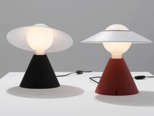 Lampada da tavolo con luce orientabile che ricorda una donna con cappello Fante di Linea Light