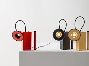 Lampada da tavolo in metallo che ricorda la luce dei cappelli dei mintori Minibox di Linea Light