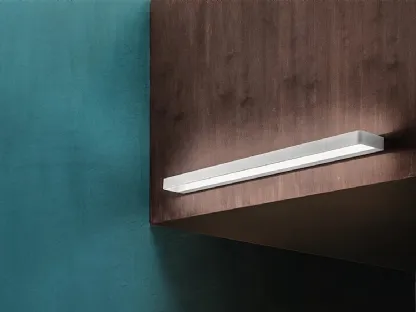 Lampada da parete in pressofusione di alluminio verniciato bianco opaco e diffusore in policarbonato opalino satinato Stripe di Zafferano