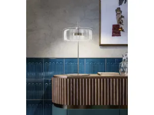 Lampada da tavolo composta da due vetri accostati, perfettamente assemblati, da sembrare un pezzo unico e base in metallo Jube di Vistosi